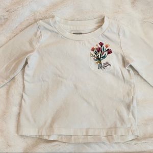 Long sleeve white shirt w/flower detail on pocket